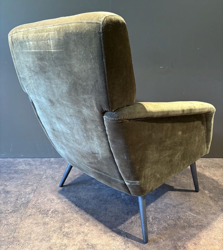 FAUTEUIL DE STYLE ANNEES 1960 EN VELOUR DE COULEUR KAKI DE MARQUE FRANCISCO SEGARRA. 87 X7 3 X 80 CM.