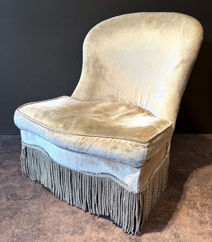 FAUTEUIL CRAPAUD A FRANGES EN VELOURS DE COULEUR OR BEIGE DE MARQUE FRANCISCO SEGARRA MODELE FAUTEUIL VELVET. 73 X 60 X 70 CM.