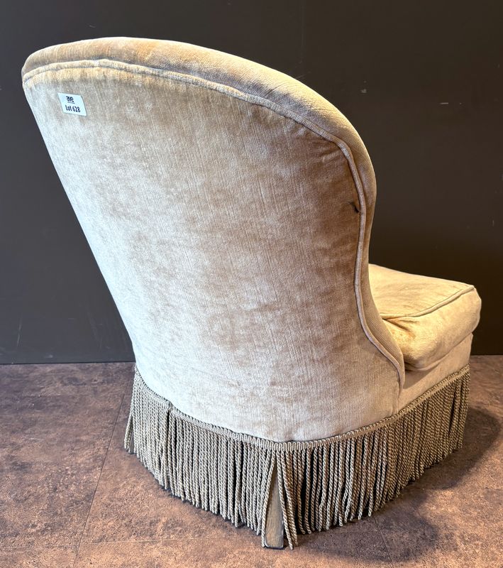 X2 FAUTEUIL CRAPAUD A FRANGES DE MARQUE FRANCISCO SEGARRA EN VELOURS DE COULEUR OR BEIGE. 73 X 60 X 70 CM.