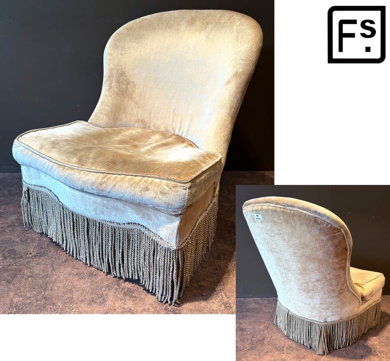 FAUTEUIL CRAPAUD A FRANGES EN VELOURS DE COULEUR OR BEIGE DE MARQUE FRANCISCO SEGARRA MODELE FAUTEUIL VELVET. 73 X 60 X 70 CM.