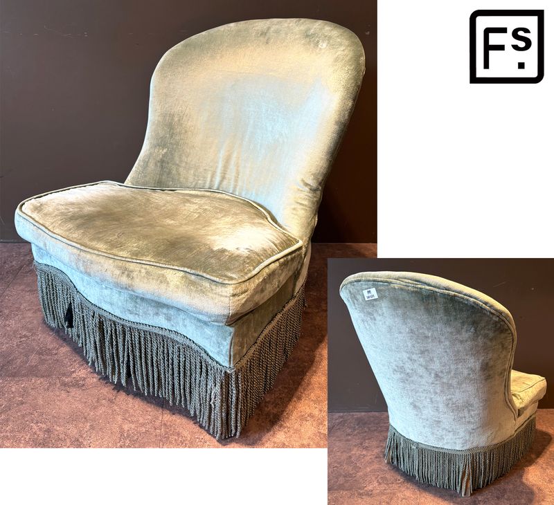 FAUTEUIL CRAPAUD A FRANGES EN VELOURS DE COULEUR VERT CELADONDE MARQUE FRANCISCO SEGARRA MODELE FAUTEUIL VELVET. 73 X 60 X 70 CM.