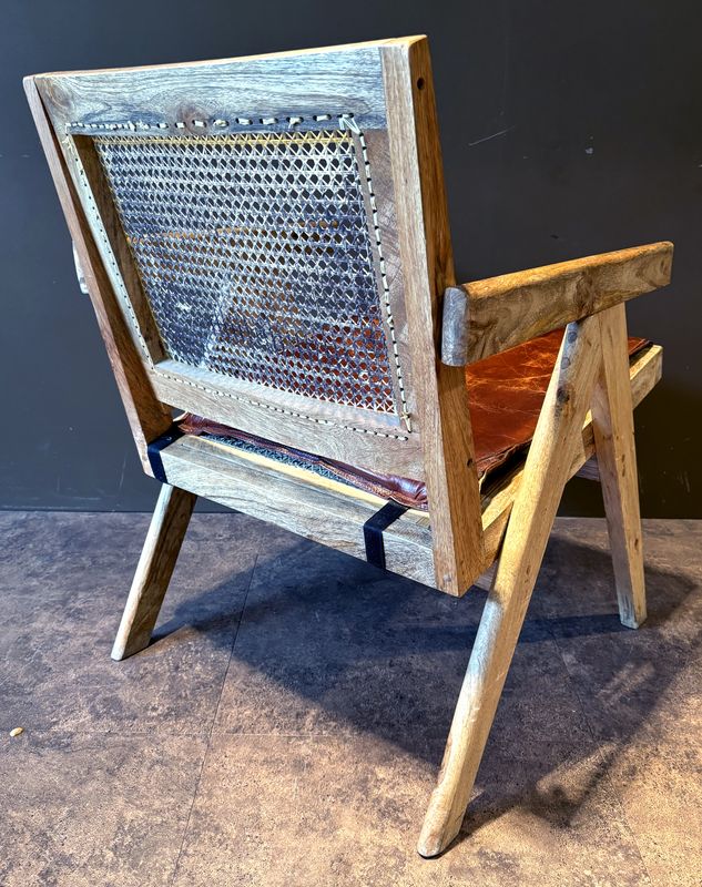 FAUTEUIL EN CHENE NATUREL DAN LE GOUT DU FAUTEUIL "OFFICE CANE CHAIR" DE PIERRE JEANNERET DE 1955, DOSSIER ET ASSISE CANNEE ET GALETTE AMOVIBLE EN CUIR. 80 X 59 X 69 CM.