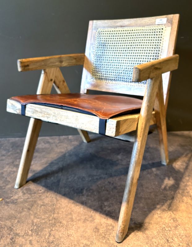 FAUTEUIL EN CHENE NATUREL DAN LE GOUT DU FAUTEUIL "OFFICE CANE CHAIR" DE PIERRE JEANNERET DE 1955, DOSSIER ET ASSISE CANNEE ET GALETTE AMOVIBLE EN CUIR. 80 X 59 X 69 CM.