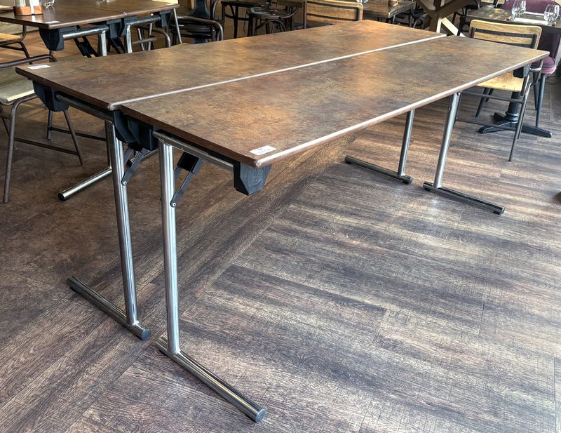 PAIRE DE TABLES DE BANQUET OU SEMINAIRE OU REUNION EMPILABLES ET REPLIABLES DE MARQUE BURGESS MODELE SYSTEM "C", PIETEMENT REPLIABLE EN PORTE-A-FAUX EN ACIER TUBULURE CHROME ET PLATEAU RECTANGULAIRE EN RESINE A EFFET D'ACIER PATINE. 76.5 X 180 X 45 CM.