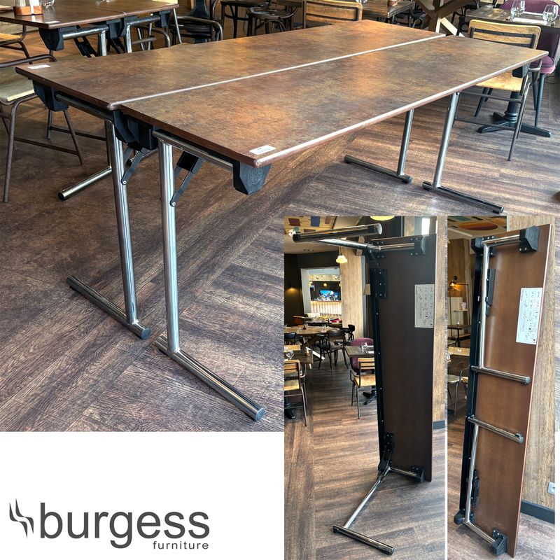 PAIRE DE TABLES DE BANQUET OU SEMINAIRE OU REUNION EMPILABLES ET REPLIABLES DE MARQUE BURGESS MODELE SYSTEM "C", PIETEMENT REPLIABLE EN PORTE-A-FAUX EN ACIER TUBULURE CHROME ET PLATEAU RECTANGULAIRE EN RESINE A EFFET D'ACIER PATINE. 76.5 X 180 X 45 CM.