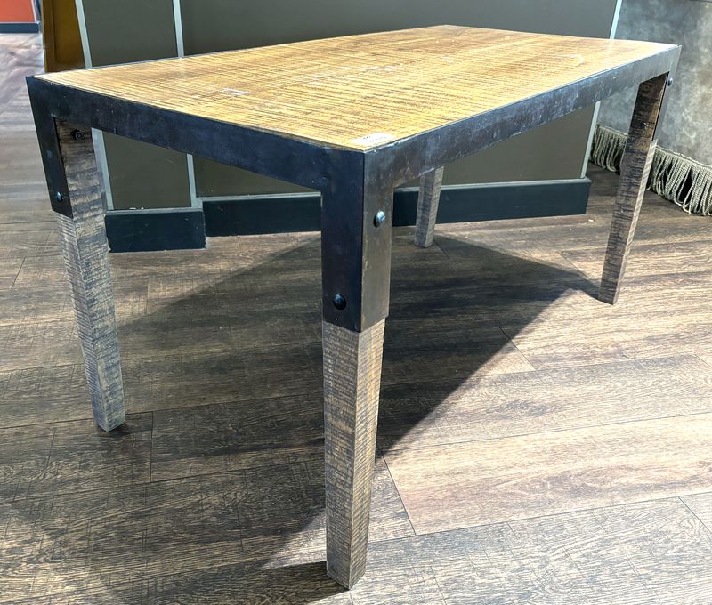 X5 TABLE DE SALLE A MANGER MI-HAUTE DE STYLE INDUSTRIEL A PLATEAU RECTANGULAIRE REPOSANT SUR 4 PIEDS EN CHENE NATUREL ET ARMATURE EN ACIER RIVETE. 63 X 120 X 60 CM.