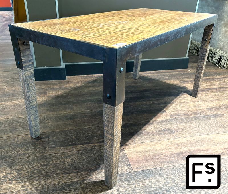 TABLE DE SALLE A MANGER MI-HAUTE DE STYLE INDUSTRIEL A PLATEAU RECTANGULAIRE REPOSANT SUR 4 PIEDS EN CHENE NATUREL ET ARMATURE EN ACIER RIVETE DE MARQUE FRANCISCO SEGARRA MODELE BRISA LAND. 63 X 120 X 60 CM.