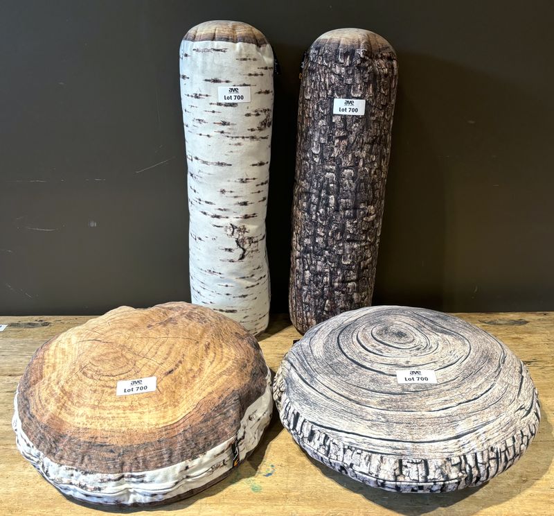 X25 4 COUSSIN A DECORS ET FORME DE RONDIN ET BUCHES DE BOIS DE MARQUE MERO WINGS DONT 2 BUCHES MODELE BIRCH ET OPU ASH ET OU FOREST LOG  (16 X 55 CM) ET 2 RONDINS MODELE BIRCH ET OPU ASH ET OU FOREST ANNUAL RING CUSHION (5 X 40 CM).