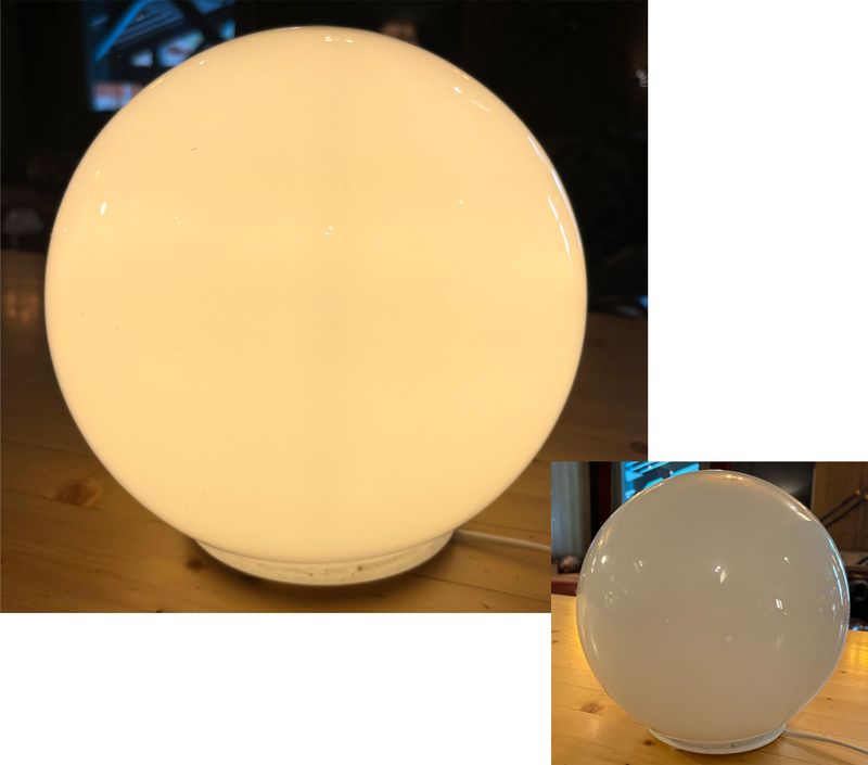 LAMPE A POSER EN FORME DE BOULE EN OPALINE DE VERRE DE COULEUR BLANCHE. 24 X 24 CM.