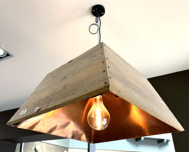 X3 SUSPENSION CARREE DE MARQUE V-LAB MODELE WOODEN LAMPSHADE MEDIUM EN BOIS ET CUIVRE A 1 LUMIERE DECORATIVE. HAUTEUR AJUSTABLE 85 X 50 X 50 CM.