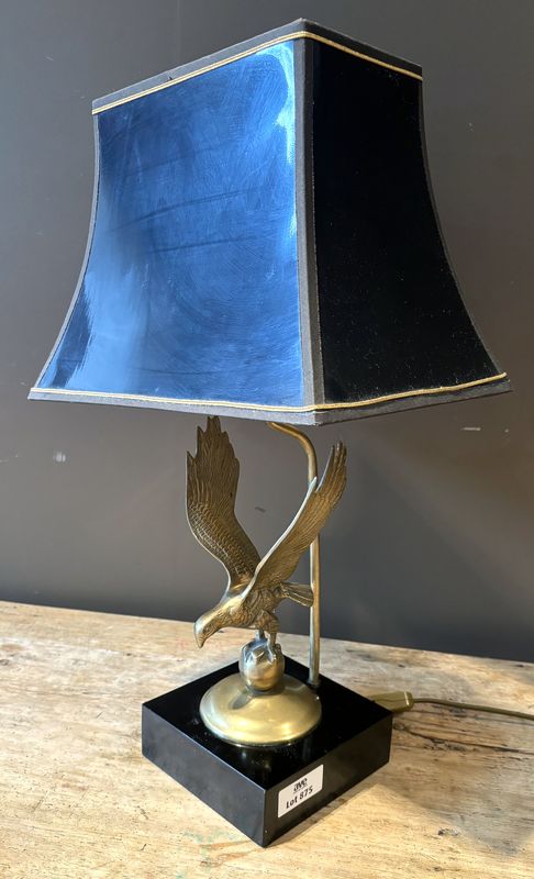 LAMPE DE TABLE OU CHEVET A DECORE D'UN AIGLE EN BRONZE ET ABAT JOUR NOIR. ACCIDENT A L'ABAT-JOUR. 62 X 39 CM.