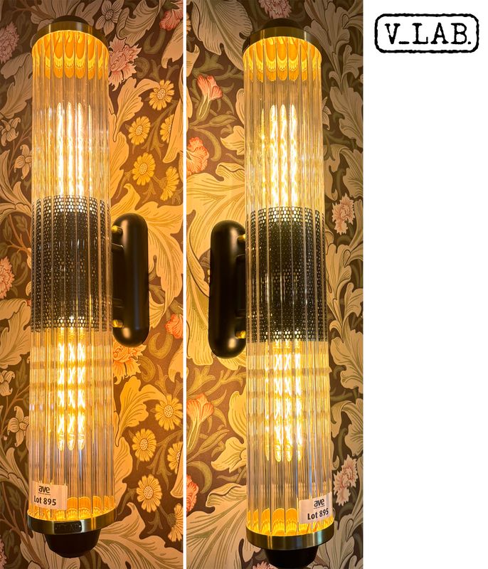 PAIRE D'APPLIQUES DE STYLE ART DECO DE MARQUE V-LAB MODELE TUBO WALL LAMP EN VERRE ET LAITON. 67 X 10 X 19 CM.