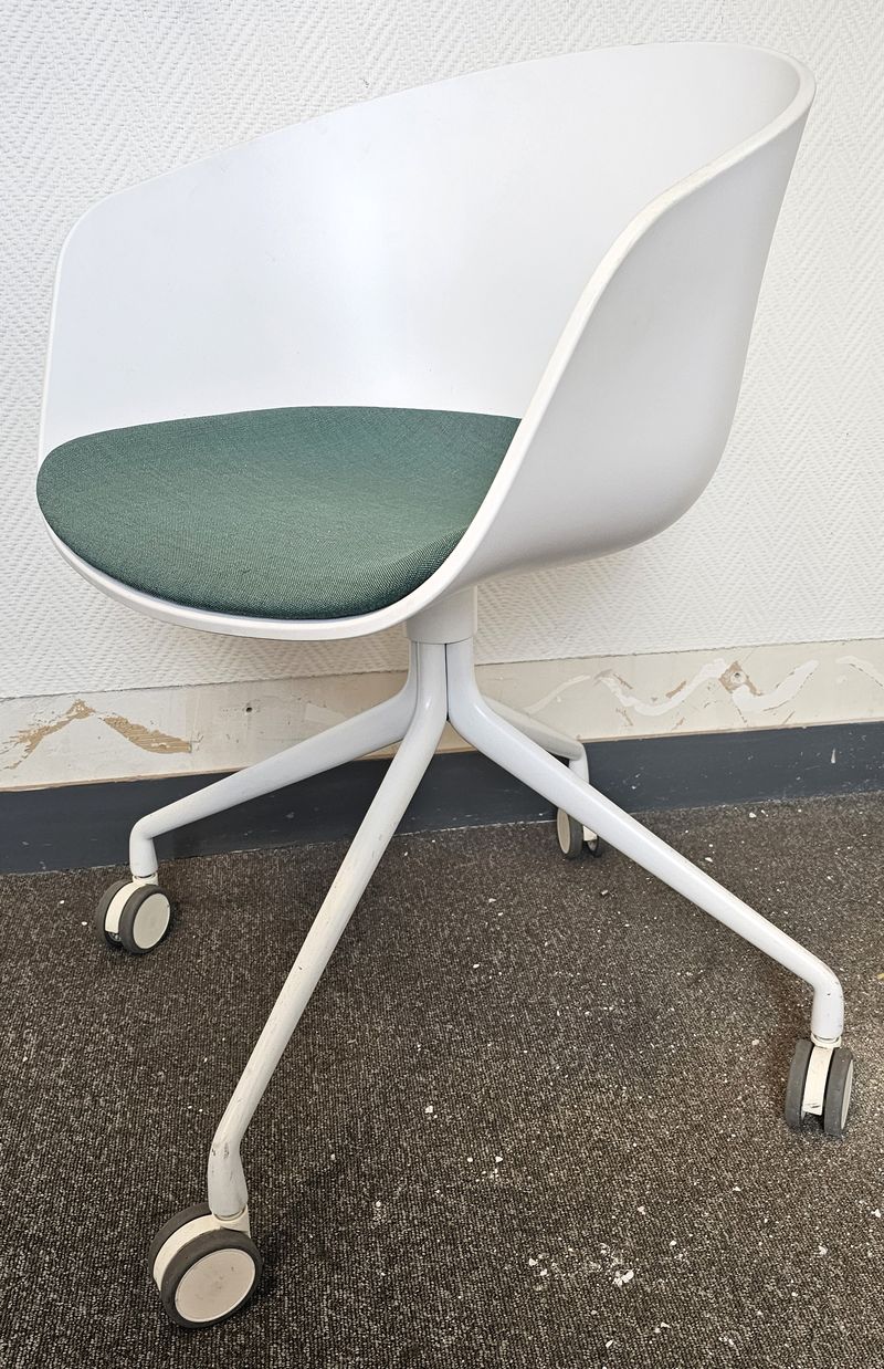 FAUTEUIL SUR ROULETTE DESIGN HEE WELLING MODELE ABOUT A CHAIR AAC24 EDITION HAY ASSISE ET DOSSIER COQUE EN POLYPROPYLENE DE COULEUR BLANCHE ET GALETTE EN TISSU DE COULEUR TURQUOISE REPOSANT SUR 4 PIEDS EN ALUMINIUM LAQUE BLANC. HAUTEUR MAX : 90 CM, HAUTEUR MIN : 78 CM, 58 X 70 CM. 2 UNITES. VENDU A L'UNITE AVEC FACULTE DE REUNION. LOCALISATION -> BAT B : STOCK DELTA 2