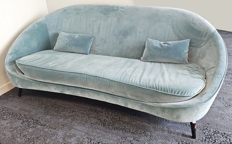 CANAPE 3 PLACES DESIGN ABISTUDIO MODELE 650_NIDO SOFA EDITION VIBIEFFE ASSISE, DOSSIER ET 2 COUSSINS EN TISSU VELOURS DE COULEUR VERT D'EAU REPOSANT SUR 4 PIEDS EN BOIS LAQUE NOIR. 84,5 X 200 X 105 CM. 2 UNITES. VENDU A L'UNITE AVEC FACULTE DE REUNION. LOCALISATION -> BAT A : 1 SE