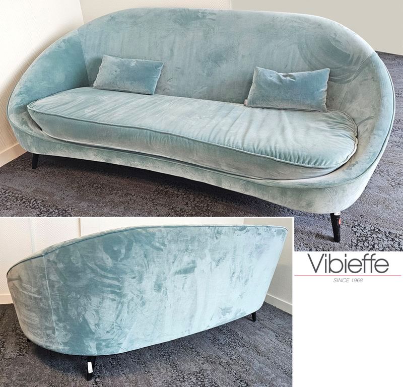 CANAPE 3 PLACES DESIGN ABISTUDIO MODELE 650_NIDO SOFA EDITION VIBIEFFE ASSISE, DOSSIER ET 2 COUSSINS EN TISSU VELOURS DE COULEUR TURQUOISE REPOSANT SUR 4 PIEDS EN BOIS LAQUE NOIR. 84,5 X 200 X 105 CM. 2 UNITES. VENDU A L'UNITE AVEC FACULTE DE REUNION. LOCALISATION -> BAT A : 1 SE