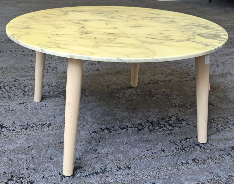 TABLE BASSE RONDE PLATEAU EN MARBRE ARABESCATO REPOSANT SUR 4 PIEDS EN PIN NATUREL. 36,5 X 70 CM. 4 UNITES. VENDU A L'UNITE AVEC FACULTE DE REUNION. LOCALISATION -> BAT A : 1 SE; BAT B : STOCK DELTA 2