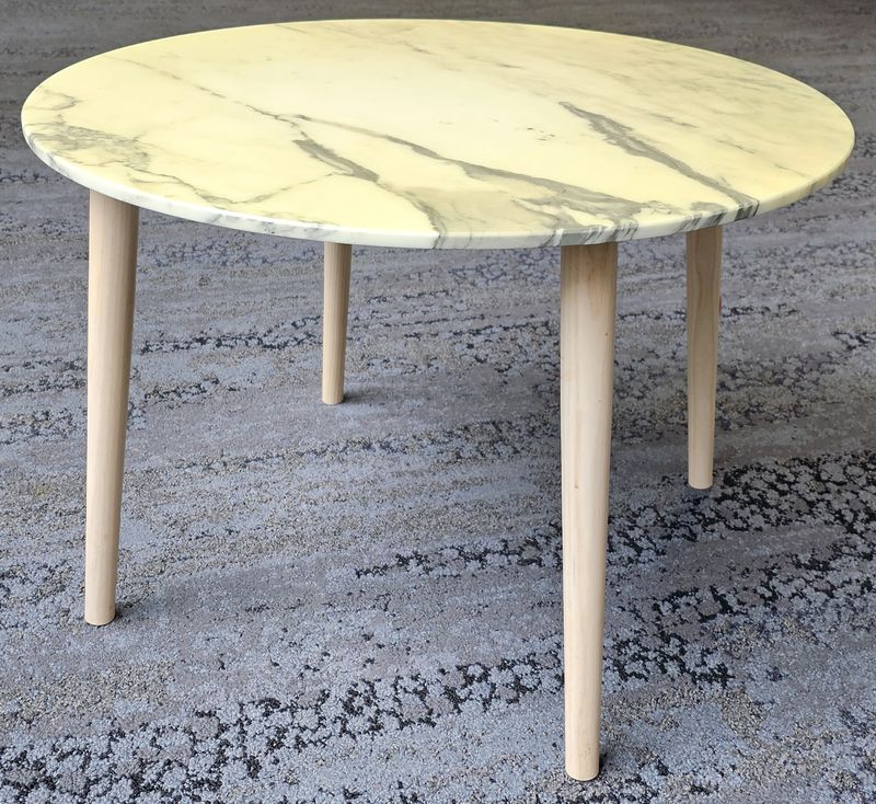 TABLE MI-BASSE RONDE PLATEAU EN MARBRE ARABESCATO REPOSANT SUR 4 PIEDS EN PIN. 48,5 X 70 CM. 2 UNITES. VENDU A L'UNITE AVEC FACULTE DE REUNION. LOCALISATION -> BAT A : 1 SE