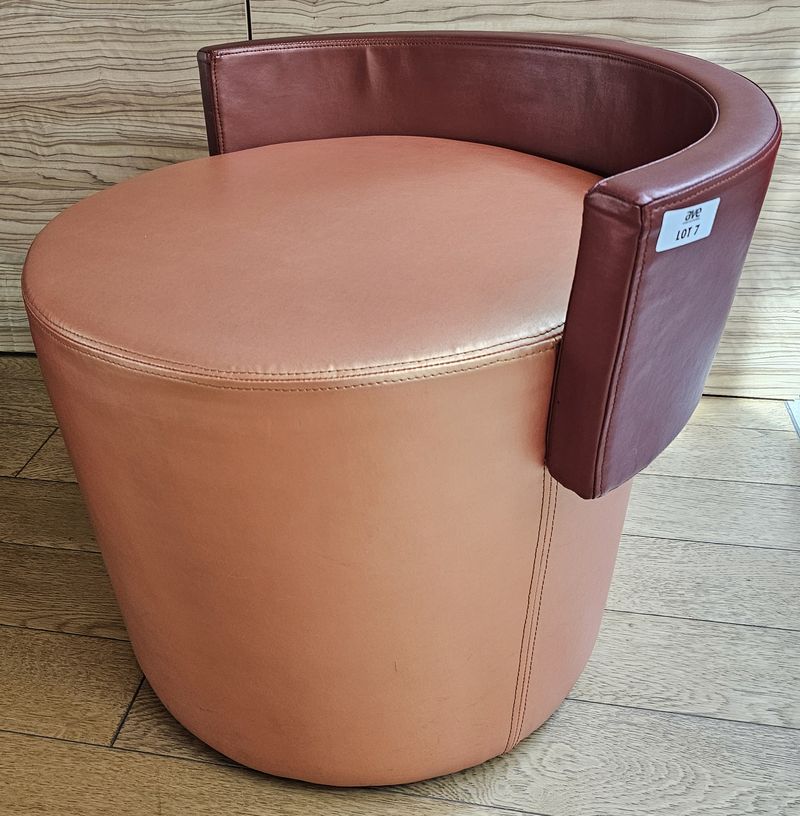 TABOURET DOSSIER DE COULEUR TERRACOTTA SATINE ET ASSISE COULEUR ORANGE SATINE EN SIMILI CUIR. 54 X 63 CM. 4 UNITES. VENDU A L'UNITE AVEC FACULTE DE REUNION. LOCALISATION -> BAT A : ACCUEIL