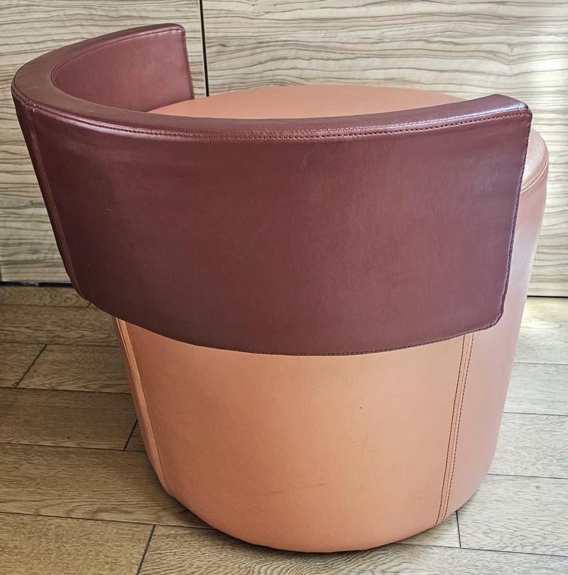 TABOURET DOSSIER EN SIMILI CUIR DE COULEUR TERRACOTTA SATINE ET ASSISE EN SIMILI CUIR DE COULEUR ORANGE SATINE. 54 X 63 CM. 4 UNITES. VENDU A L'UNITE AVEC FACULTE DE REUNION. LOCALISATION -> BAT A : ACCUEIL