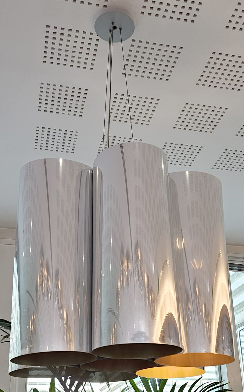 SUSPENSION LUMINEUSE DESIGN FABRICE BERRUX MODELE TUBE 7 MIRROR EDITION STYLEPARK, 7 CYLINDRES EN FILM PVC ARGENTE A L'EXTERIEUR ET DORE A L'INTERIEUR. 113 X 60 CM. 3 UNITES. VENDU A L'UNITE AVEC FACULTE DE REUNION.  LOCALISATION -> BAT A : ACCUEIL