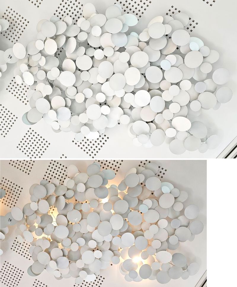 HABILLAGE POUR SPOT LUMINEUX A STRUCTURE ET ROND DECORATIF EN ALUMINIUM LAQUE BLANC. 140 X 80 CM. LOCALISATION -> BAT A : ACCUEIL