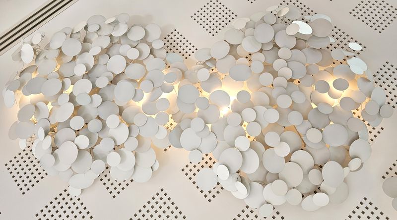 HABILLAGE POUR SPOT LUMINEUX A DOUBLE STRUCTURE ET ROND DECORATIF EN ALUMINIUM LAQUE BLANC. 200 X 120 CM. LOCALISATION -> BAT A : ACCUEIL