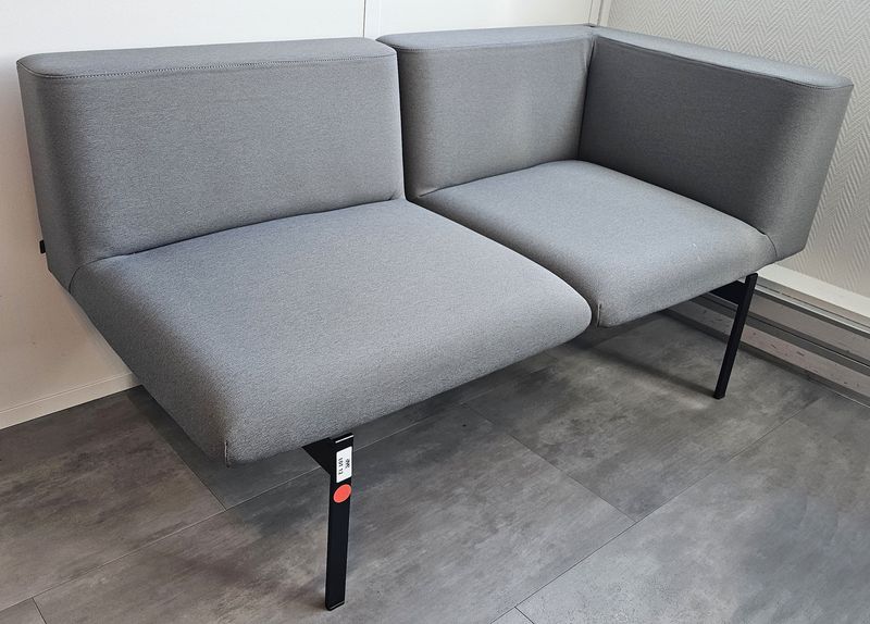 MERIDIENNE OU CANAPE 2 PLACES MODULABLE A UN ACCOUDOIR GAUCHE DE MARQUE INCLASS MODELE LAPSE ASSISE ET DOSSIER AVEC 2 USB EN TISSUS DE COULEUR GRIS SOURIS REPOSANT SUR UN PIETEMENT EN ACIER LAQUE NOIR. 72 X 144 X 72 CM. LOCALISATION -> BAT A : RDC S