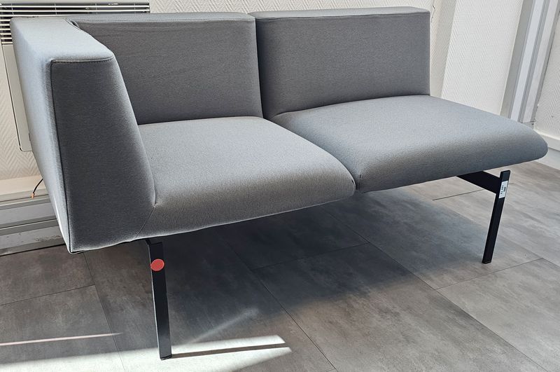 MERIDIENNE OU CANAPE 2 PLACES MODULABLE A UN ACCOUDOIR DROITE DE MARQUE INCLASS MODELE LAPSE ASSISE ET DOSSIER AVEC 2 USB EN TISSUS DE COULEUR GRIS SOURIS REPOSANT SUR UN PIETEMENT EN ACIER LAQUE NOIR. 72 X 144 X 72 CM. PRISE USB ENFONCEE, VENDU SANS TRANSFORMATEUR. LOCALISATION -> BAT A : RDC S