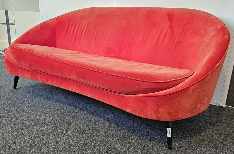 CANAPE 3 PLACES DESIGN ABISTUDIO MODELE 650_NIDO SOFA EDITION VIBIEFFE ASSISE ET DOSSIER EN TISSU VELOURS DE COULEUR ROUGE REPOSANT SUR 4 PIEDS EN BOIS LAQUE NOIR. 84,5 X 200 X 105 CM. VENDU AVEC OU SANS COUSSIN. 3 UNITES. VENDU A L'UNITE AVEC FACULTE DE REUNION. LOCALISATION -> BAT J : 1 RDC