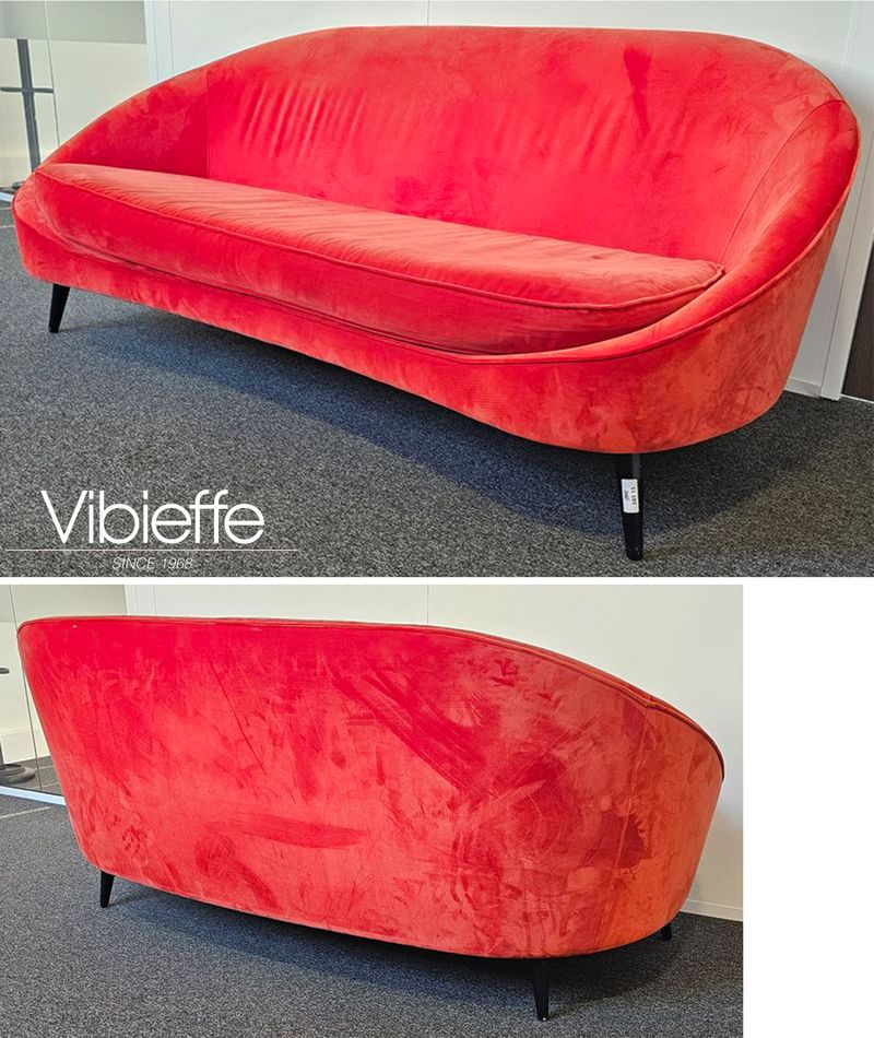 CANAPE 3 PLACES DESIGN ABISTUDIO MODELE 650_NIDO SOFA EDITION VIBIEFFE ASSISE ET DOSSIER EN TISSU VELOURS DE COULEUR ROUGE REPOSANT SUR 4 PIEDS EN BOIS LAQUE NOIR. 84,5 X 200 X 105 CM. VENDU AVEC OU SANS COUSSIN. 3 UNITES. VENDU A L'UNITE AVEC FACULTE DE REUNION. LOCALISATION -> BAT J : 1 RDC