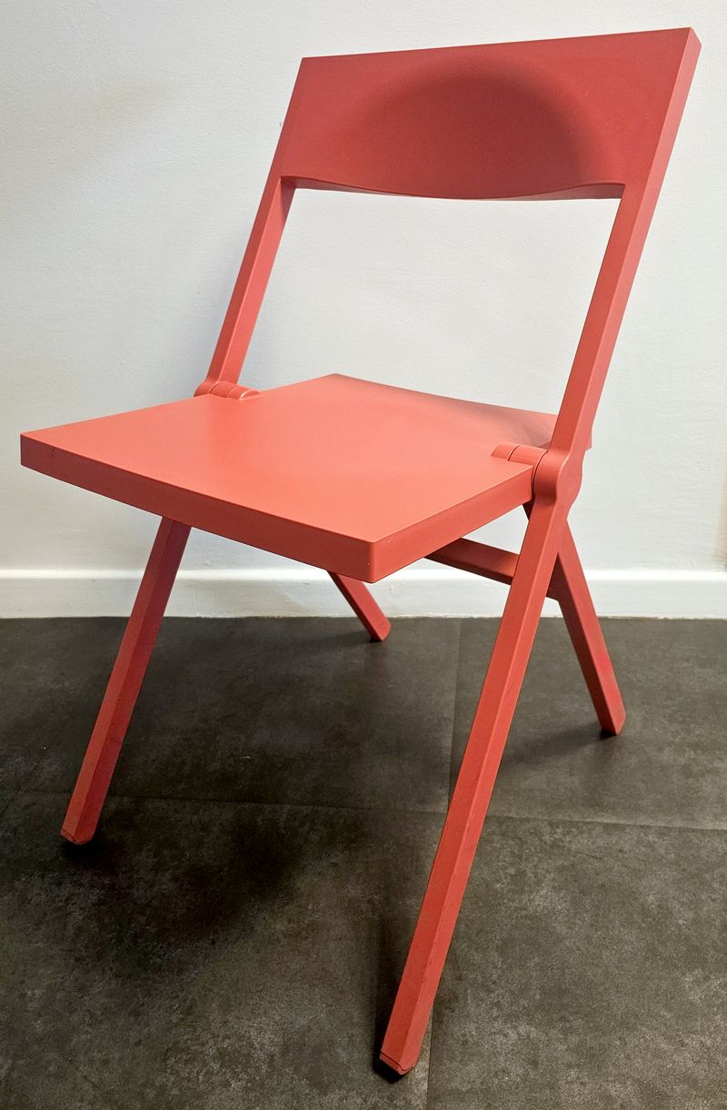 CHAISE PLIANTE DESIGN DAVID CHIPPERFIELD MODELE PIANA EDITION ALESSI EN POLYPROPYLENE DE COULEUR ROUGE. 77 X 53 X 45 CM. 4 UNITES. VENDU A L'UNITE AVEC FACULTE DE REUNION. LOCALISATION -> BAT A : FORUM