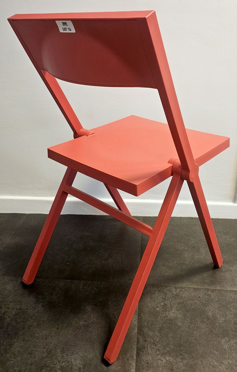 CHAISE PLIANTE DESIGN DAVID CHIPPERFIELD MODELE PIANA EDITION ALESSI ASSISE ET DOSSIER EN POLYPROPYLENE DE COULEUR ROUGE. 77 X 53 X 45 CM. 4 UNITES. VENDU A L'UNITE AVEC FACULTE DE REUNION. LOCALISATION -> BAT A : FORUM