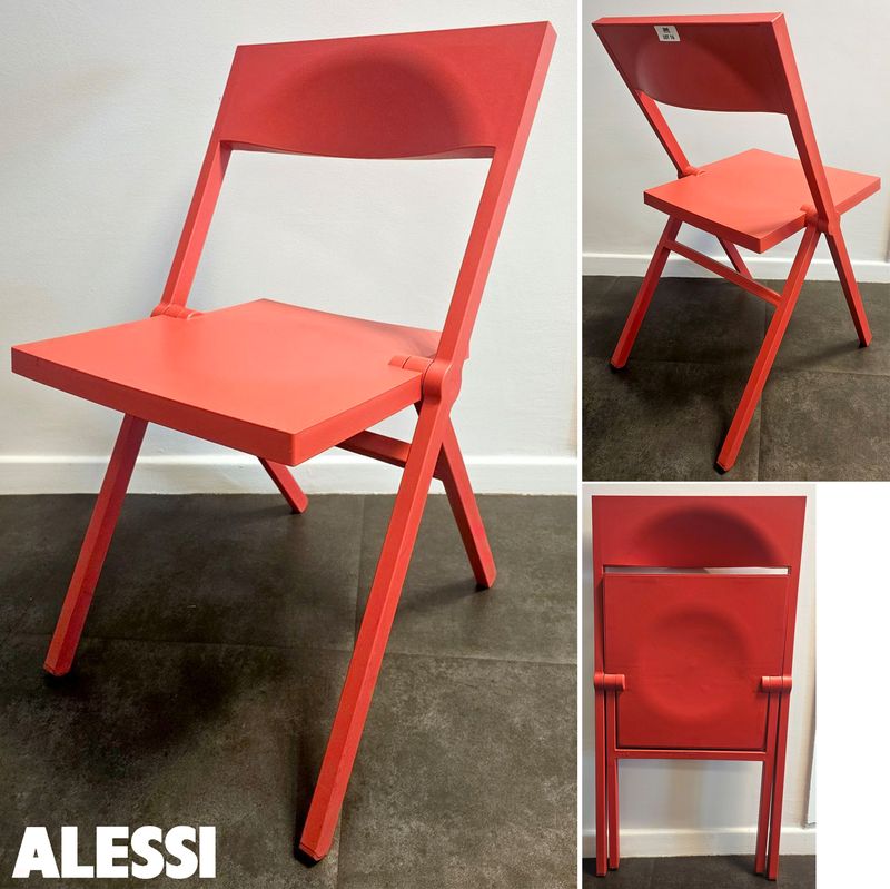 CHAISE PLIANTE DESIGN DAVID CHIPPERFIELD MODELE PIANA EDITION ALESSI EN POLYPROPYLENE DE COULEUR ROUGE. 77 X 53 X 45 CM. 4 UNITES. VENDU A L'UNITE AVEC FACULTE DE REUNION. LOCALISATION -> BAT A : FORUM