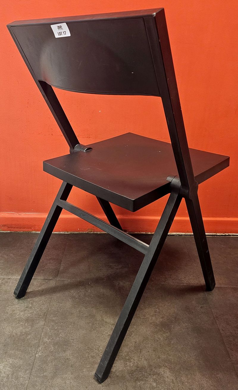 CHAISE PLIANTE DESIGN DAVID CHIPPERFIELD MODELE PIANA EDITION ALESSI ASSISE ET DOSSIER EN POLYPROPYLENE DE COULEUR NOIRE. 77 X 53 X 45 CM. 6 UNITES. VENDU A L'UNITE AVEC FACULTE DE REUNION.  LOCALISATION -> BAT A : FORUM