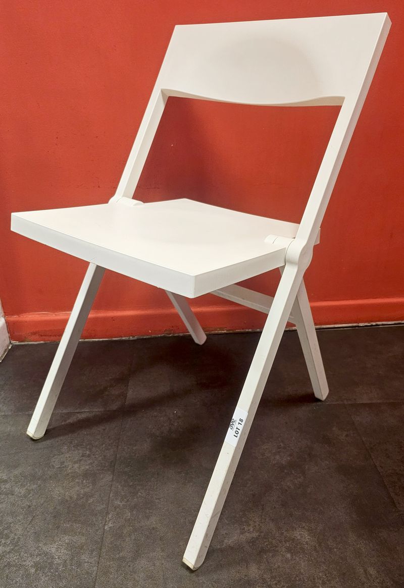 CHAISE PLIANTE DESIGN DAVID CHIPPERFIELD MODELE PIANA EDITION ALESSI ASSISE ET DOSSIER EN POLYPROPYLENE DE COULEUR BLANCHE. 77 X 53 X 45 CM. 13 UNITES. VENDU A L'UNITE AVEC FACULTE DE REUNION. LOCALISATION -> BAT A : FORUM