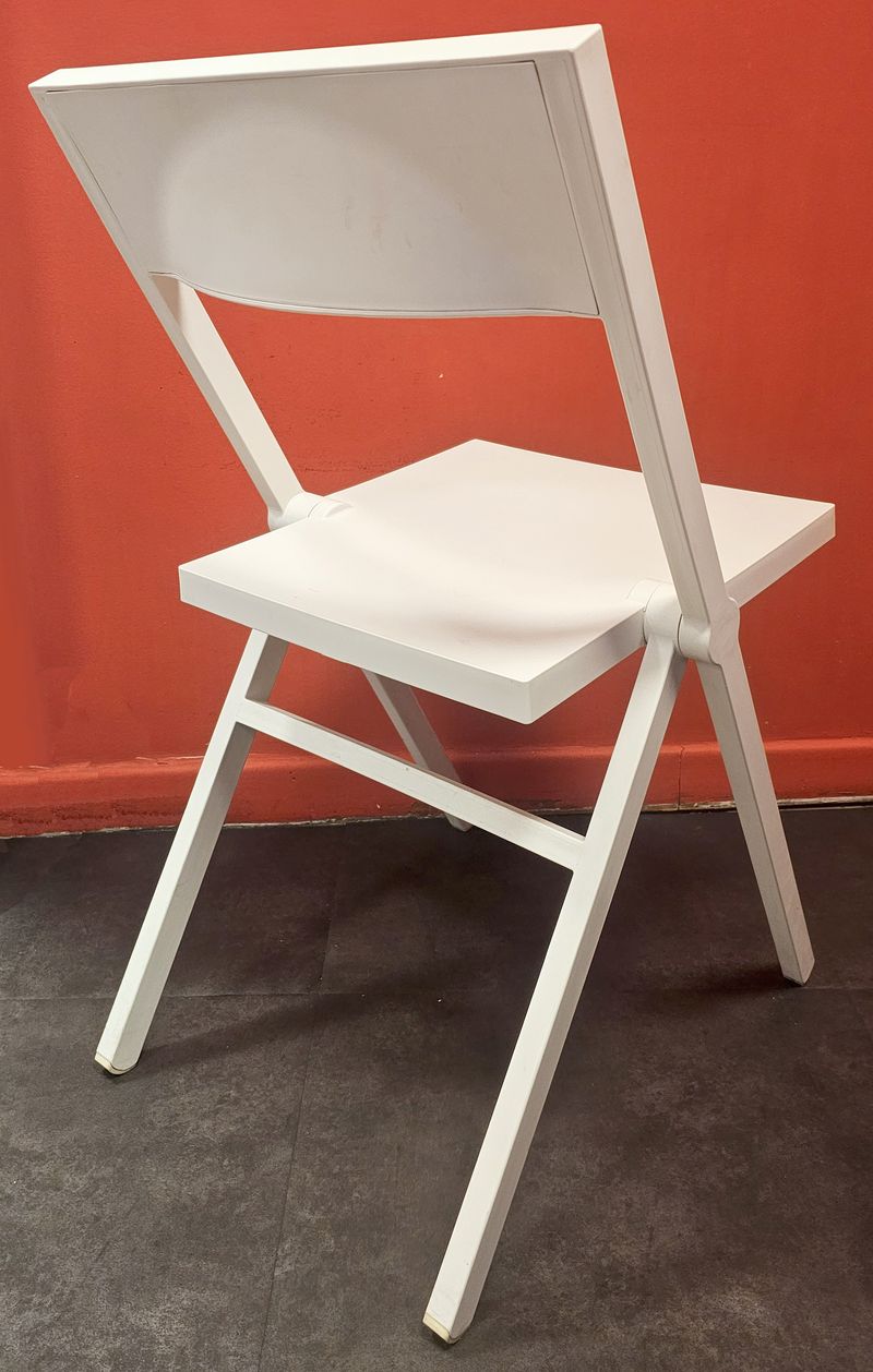 CHAISE PLIANTE DESIGN DAVID CHIPPERFIELD MODELE PIANA EDITION ALESSI ASSISE ET DOSSIER EN POLYPROPYLENE DE COULEUR BLANCHE. 77 X 53 X 45 CM. 13 UNITES. VENDU A L'UNITE AVEC FACULTE DE REUNION. LOCALISATION -> BAT A : FORUM