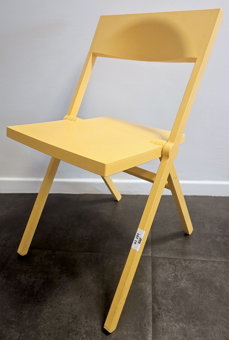 CHAISE PLIANTE DESIGN DAVID CHIPPERFIELD MODELE PIANA EDITION ALESSI EN POLYPROPYLENE DE COULEUR JAUNE. 77 X 53 X 45 CM. 7 UNITES. VENDU A L'UNITE AVEC FACULTE DE REUNION. LOCALISATION -> BAT A : FORUM