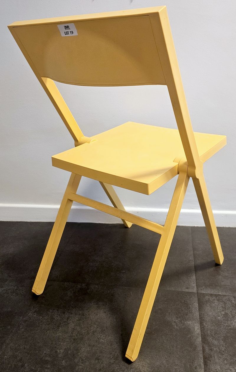 CHAISE PLIANTE DESIGN DAVID CHIPPERFIELD MODELE PIANA EDITION ALESSI ASSISE ET DOSSIER EN POLYPROPYLENE DE COULEUR JAUNE. 77 X 53 X 45 CM. 7 UNITES. VENDU A L'UNITE AVEC FACULTE DE REUNION. LOCALISATION -> BAT A : FORUM