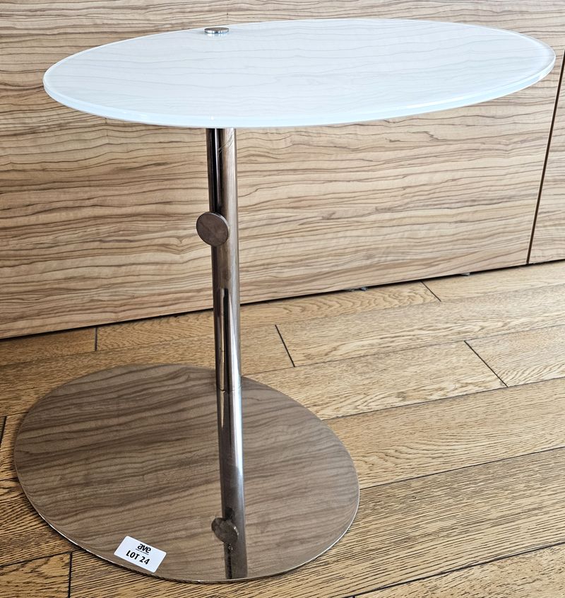 TABLE D'APPOINT OU BOUT DE CANAPE EDITION PORADA A HAUTEUR AJUSTABLE ET PLATEAU OVALE PIVOTANT EN VERRE OPALINE REPOSANT SUR UN PIETEMENT COLONNE ET UNE BASSE OVALE EN ACIER CHROME. HAUTEUR MIN : 52 CM, HAUTEUR MAX : 72 CM, 55 X 42 CM. 5 UNITES. VENDU A L'UNITE AVEC FACULTE DE REUNION. LOCALISATION -> BAT A : ACCUEIL