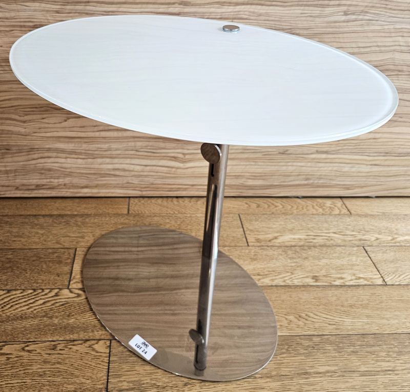 TABLE D'APPOINT OU BOUT DE CANAPE EDITION PORADA A HAUTEUR AJUSTABLE ET PLATEAU OVALE PIVOTANT EN VERRE OPALINE REPOSANT SUR UN PIETEMENT COLONNE ET UNE BASSE OVALE EN ACIER CHROME. HAUTEUR MIN : 52 CM, HAUTEUR MAX : 72 CM, 55 X 42 CM. 5 UNITES. VENDU A L'UNITE AVEC FACULTE DE REUNION. LOCALISATION -> BAT A : ACCUEIL