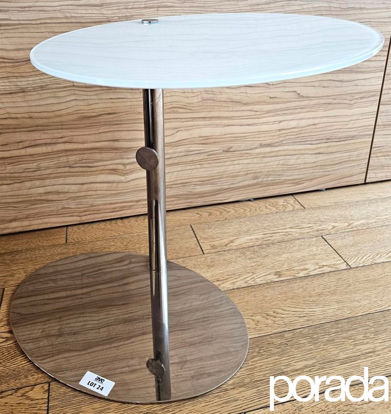 TABLE D'APPOINT OU BOUT DE CANAPE DE MARQUE PORADA A HAUTEUR AJUSTABLE ET PLATEAU OVALE PIVOTANT EN VERRE OPALINE REPOSANT SUR UN PIETEMENT COLONNE ET UNE BASSE OVALE EN ACIER CHROME. HAUTEUR MIN : 52 CM, HAUTEUR MAX : 72 CM, 55 X 42 CM. 5 UNITES. VENDU A L'UNITE AVEC FACULTE DE REUNION. LOCALISATION -> BAT A : ACCUEIL