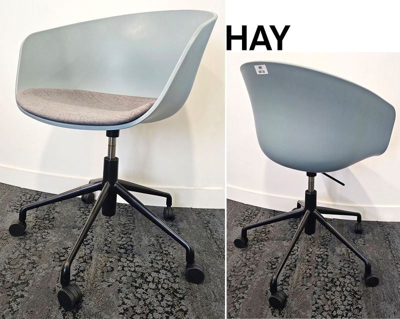 FAUTEUIL SUR ROULETTE A HAUTEUR REGLABLE DESIGN HEE WELLING MODELE ABOUT A CHAIR AAC52 EDITION HAY COQUE EN POLYPROPYLENE DE COULEUR BLEU GRIS, GALETTE EN TISSU DE COULEUR GRIS CHINE REPOSANT SUR 5 PIEDS EN FONTE D'ALUMINIUM LAQUE NOIR. HAUTEUR MAX : 90 CM, HAUTEUR MIN : 78 CM, 58 X 70 CM. 3 UNITES. VENDU A L'UNITE AVEC FACULTE DE REUNION. LOCALISATION -> BAT A : 1 SE, 1 EDENROOM; BAT B : STOCK DELTA 2