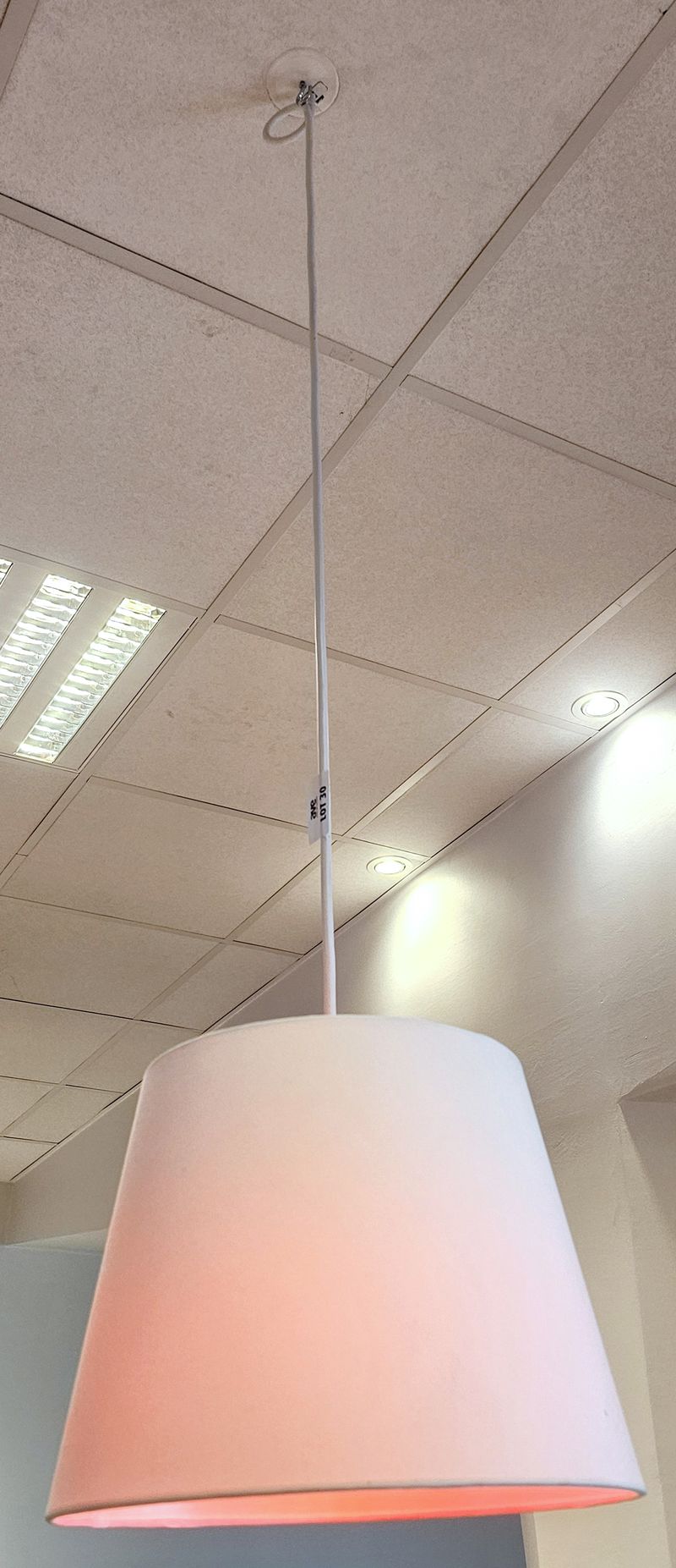 SUSPENSION LUMINEUSE AVEC ABAT-JOUR EN TISSU DE COULEUR GRIS CLAIR OU BLANC. AMPOULE LED. 110 X 32,5 CM. 2 UNITES. VENDU A L'UNITE AVEC FACULTE DE REUNION. LOCALISATION -> BAT A : FORUM