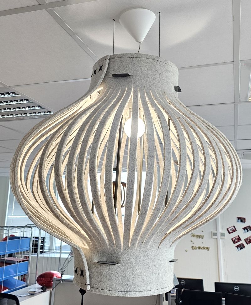 SUSPENSION LUMINEUSE A ABSORPTION ACOUSTIQUE DESIGN SAS ADRIAENSSENS MODELE MONO EDITION BUZZI SPACE ABAT-JOUR EN FEUTRE DE COULEUR GRIS CHINE STRUCTURE EN ACIER LAQUE NOIR. AMPOULE LED DIFFUSE. 86 X 65 CM. 46 UNITES. VENDU A L'UNITE AVEC FACULTE DE REUNION. LOCALISATION -> BAT A : 1 NO, 1 N, 1 NE, 1 SE, 1 SO; BAT FK : 2, 1