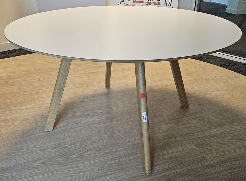 TABLE RONDE DESIGN RONAN & ERWAN BOUROULLEC MODELE TABLE RONDE CPH 25 EDITION HAY PLATEAU EN BOIS MDF RECOUVERT DE LINOLEUM DE COULEUR BEIGE REPOSANT SUR 4 PIEDS EN CHENE. 73,5 X 140 CM. LOCALISATION -> BAT A : 1 S