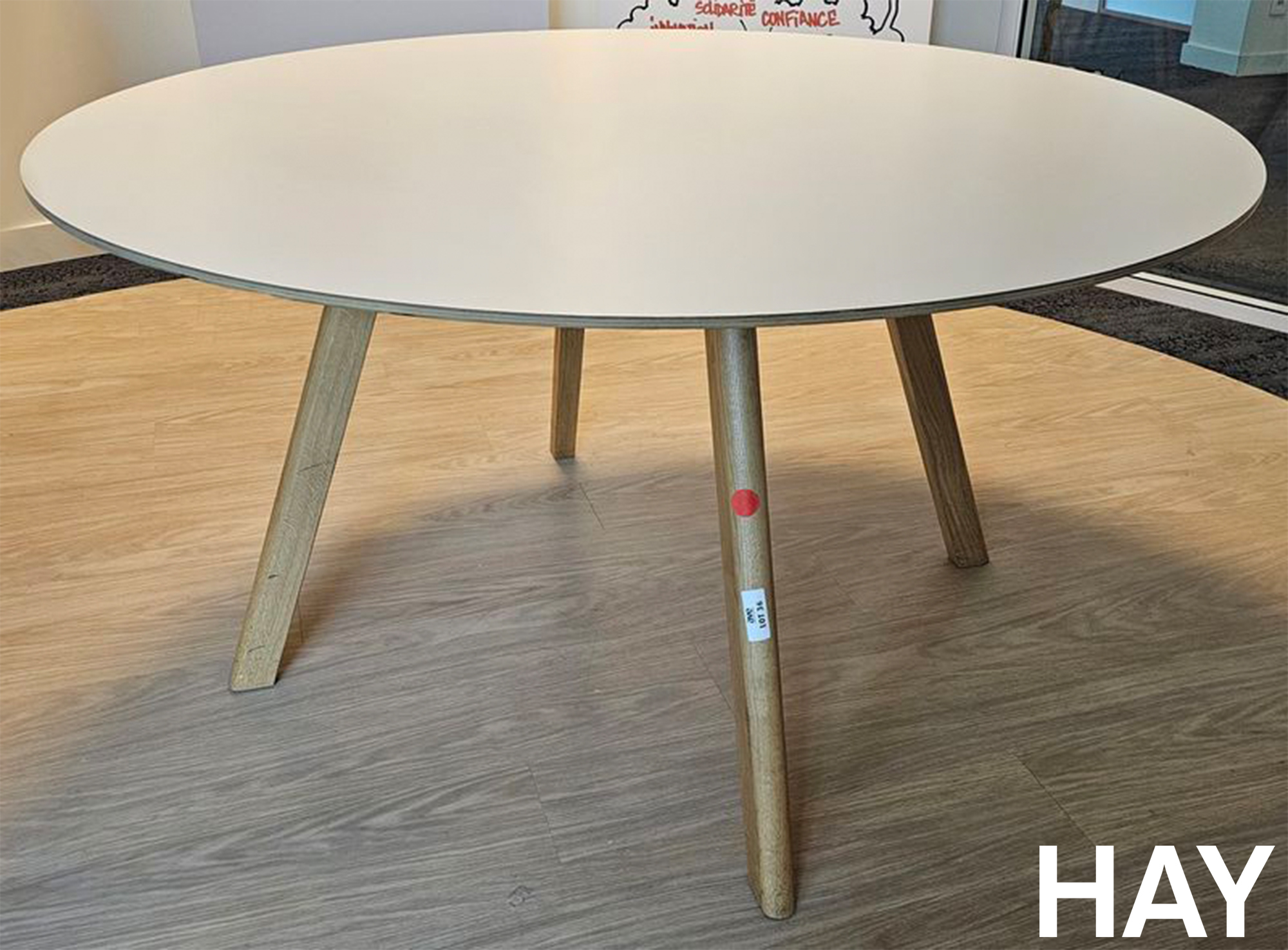 TABLE RONDE DESIGN RONAN & ERWAN BOUROULLEC MODELE TABLE RONDE CPH 25 EDITION HAY PLATEAU EN BOIS MDF RECOUVERT DE LINOLEUM DE COULEUR BEIGE REPOSANT SUR 4 PIEDS EN CHENE. 73,5 X 140 CM. LOCALISATION -> BAT A : 1 S