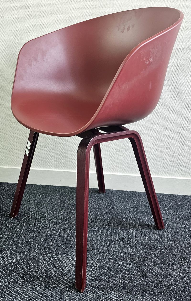 FAUTEUIL DESIGN HAY & HEE WELLING MODELE AUBOUT A CHAIR AAC22 EDITION HAY COQUE EN POLYPROPYLENE DE COULEUR BORDEAU REPOSANT SUR 4 PIEDS EN CHENE LAQUE BORDEAU. 77 X 59 X 36 CM. 28 UNITES. VENDU A L'UNITE AVEC FACULTE DE REUNION. LOCALISATION -> BAT A : 1 NO, 1 N, 1 NE, 1 SE, 1 S 1 SO ; BAT B : INFIRMERIE ; BAT FK : 1 ; BAT J : 1