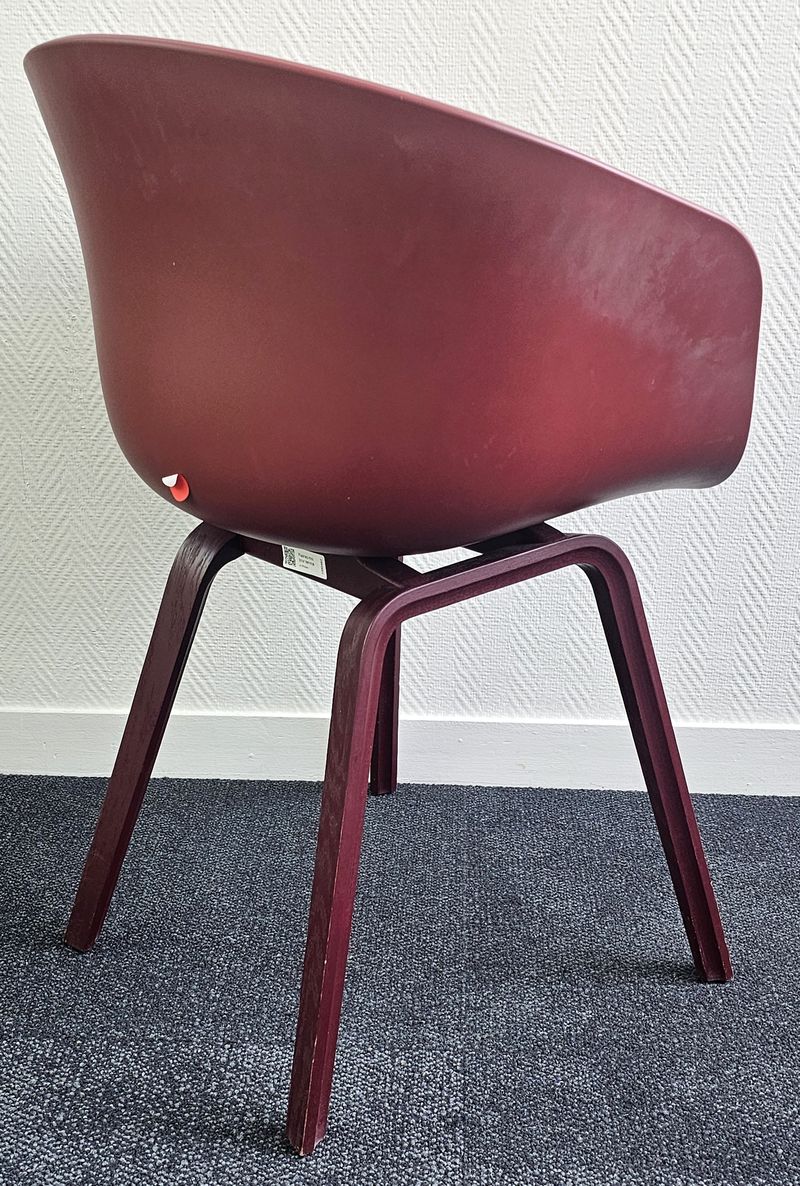 FAUTEUIL DESIGN HAY & HEE WELLING MODELE AUBOUT A CHAIR AAC22 EDITION HAY COQUE EN POLYPROPYLENE DE COULEUR BORDEAU REPOSANT SUR 4 PIEDS EN CHENE LAQUE BORDEAU. 77 X 59 X 36 CM. 28 UNITES. VENDU A L'UNITE AVEC FACULTE DE REUNION. LOCALISATION -> BAT A : 1 NO, 1 N, 1 NE, 1 SE, 1 S 1 SO ; BAT B : INFIRMERIE ; BAT FK : 1 ; BAT J : 1