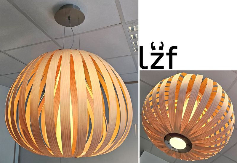 SUSPENSION LUMINEUSE DESIGN BURKHARD DAMMER MODELE POPPY EDITION LZF ABAT-JOUR A DEUX RANGS DE LAMELLES D'HETRE AVEC CYLINDRE DIFFUSEUR DE LUMIERE AU CENTRE. LUMIERE LED DIFFUSE. 90 X 60 CM. 5 UNITES. VENDU A L'UNITE AVEC FACULTE DE REUNION. LOCALISATION -> BAT A : 1 S; BAT FK : 2, 1