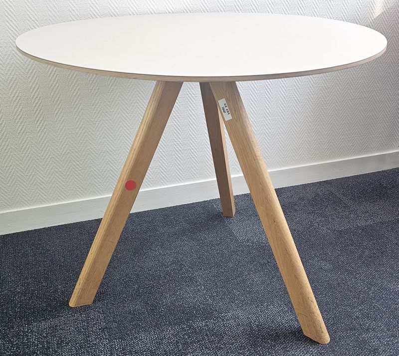 TABLE RONDE DESIGN RONAN & ERWAN BOUROULLEC MODELE CPH 20 TABLE EDITION HAY PLATEAU EN BOIS MDF RECOUVERT DE LINOLEUM DE COULEUR BEIGE REPOSANT SUR 3 PIEDS EN CHENE. 73,5 X 90 CM. 13 UNITES. VENDU A L'UNITE AVEC FACULTE DE REUNION. LOCALISATION -> BAT A : 1 NO, 1 N, 1 NE, 1 SO; BAT B : INFIRMERIE; BAT FK : 1; BAT B : STOCK DELTA 2